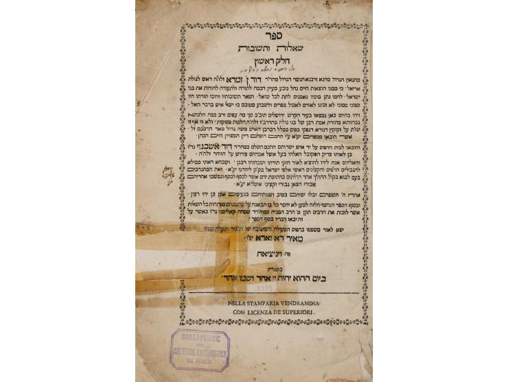ספר שאלות ותשובות הרדב"ז חלקים ראשון ושני. ונציה, [תק"ט] 1749. מהדורה ראשונה.  הגהות והערות בכתב-יד מזרחי. בדף השער חתימות בע