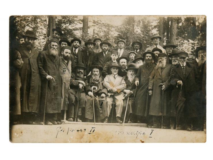 אחד עשר תצלומים ותמונות מודפסות של אדמו"רים. [פולין, ארה"ב וארץ ישראל. שנות התר"צ-תש"מ בקירוב]:  * תצלום עם קבוצת יהודים (ביע