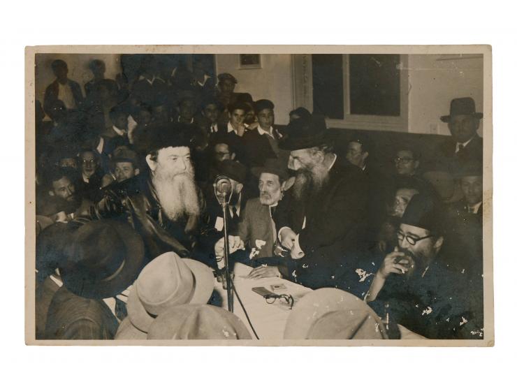 אחד עשר תצלומים ותמונות מודפסות של אדמו"רים. [פולין, ארה"ב וארץ ישראל. שנות התר"צ-תש"מ בקירוב]:  * תצלום עם קבוצת יהודים (ביע