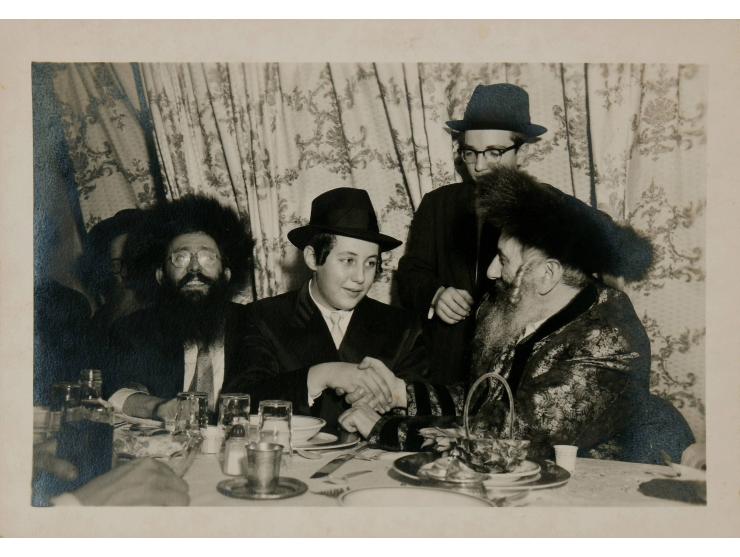 אחד עשר תצלומים ותמונות מודפסות של אדמו"רים. [פולין, ארה"ב וארץ ישראל. שנות התר"צ-תש"מ בקירוב]:  * תצלום עם קבוצת יהודים (ביע
