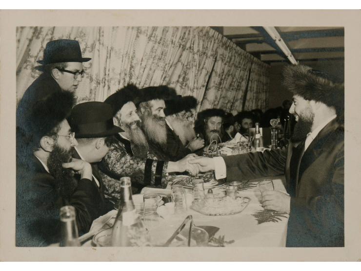 אחד עשר תצלומים ותמונות מודפסות של אדמו"רים. [פולין, ארה"ב וארץ ישראל. שנות התר"צ-תש"מ בקירוב]:  * תצלום עם קבוצת יהודים (ביע