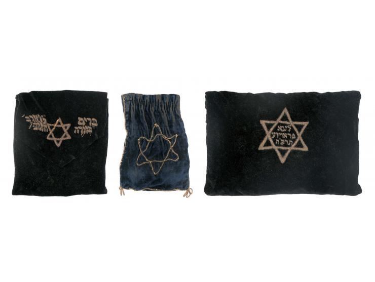 ערכת טלית, תפילין ומחזורים לנסיעות. אירופה, שנות ה-20.   מזוודה ובה טלית ותפילין קטנים וזוג מחזורים המיועדים לשימוש בעת נסיעה