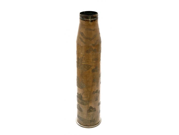 A large shell case, decorated with Six-Day War scenes. [1967]. Engraved brass. An Isaeliana folk work by a soldier, depicting