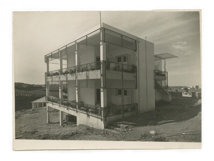 חמישה עשר תצלומי אדריכלות בארץ ישראל, חלקם מתעדים בנייה מוקדמת בסגנון "באוהאוס". ירושלים, חיפה, תל-אביב ומקומות נוספים [שנות 