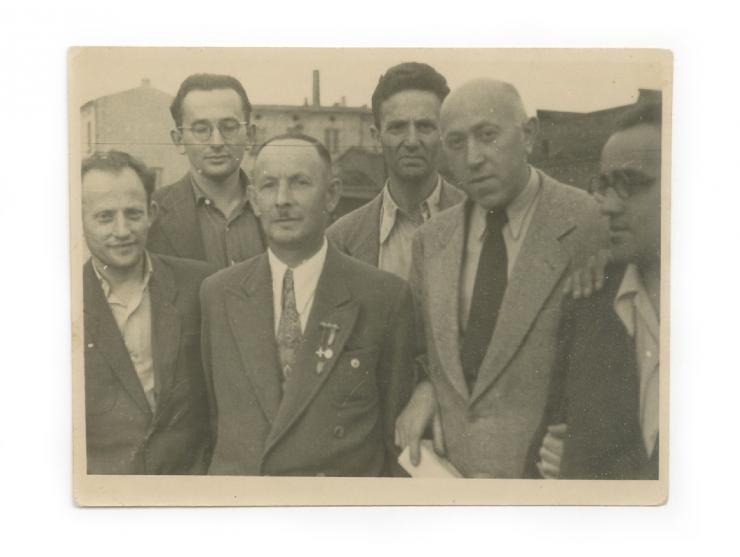 ארבעה תצלומים של שארית הפליטה בעיר ורשה. [1946 בקירוב]. 1. תצלום חברי "הוועד המרכזי של יהודי פולין", בהם אברהם ברמן, חבר המחת