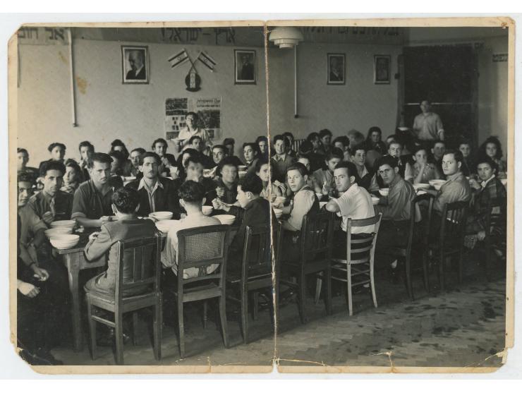 17 תצלומים ממחנות עקורים בגרמניה לאחר המלחמה: 13 תצלומים מקוריים ממחנה פלדאפינג (Feldafing), 2 תצלומים ממחנה דופל (Duppel Cen