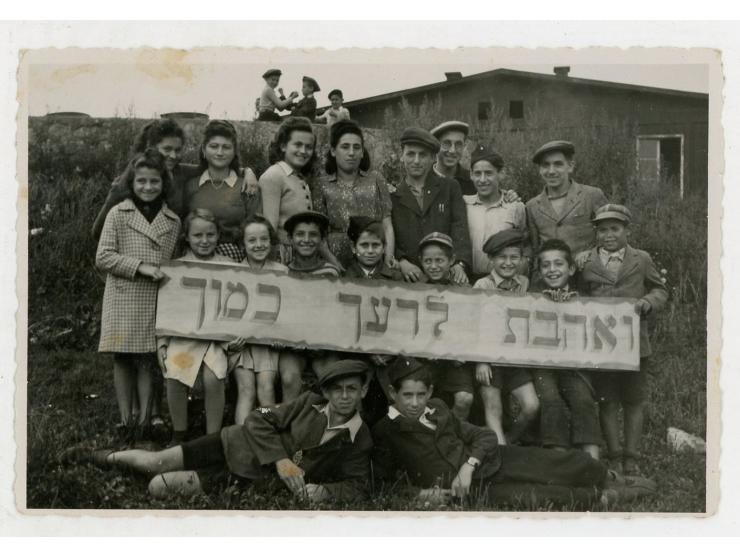 כ-75 תצלומים המתעדים, בין היתר, את פעילות תנועת "בני עקיבא". גרמניה, 1946-1947.בתצלומים מופיעים מרדכי ודבורה רינריט, ניצולי ש