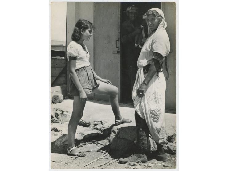 חמישה צילומים מאת הצלם ולטר צדק. ישראל, שנות ה-30. תמונות המציגות עולים, נוטרים "גפירים" במשטרת הישובים, פועלים מנקים את שלט 