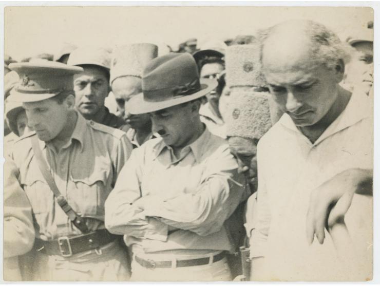 1. 10 תמונות של הצלם וולטר צדק, המחצית ראשונה של המאה ה-20. הוסף כולל, בין היתר: * תמונה של מעפילי "פאריטה" בחוף תל אביב. * ת
