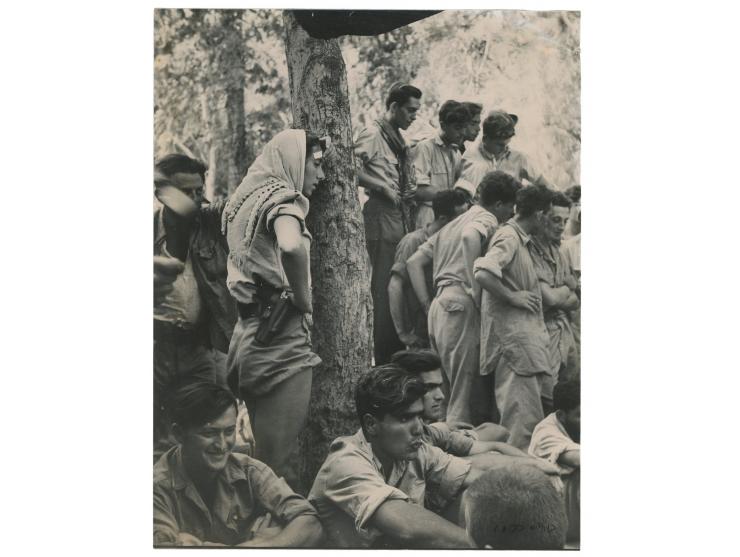 תצלום לוחמים ממלחמת העצמאות, מאת בוריס כרמי. חתום. במרכז התצלום הלוחמת זיוה ארבל חמושה באקדח. זיוה ארבל השתתפה בקרבות הגדוד ב