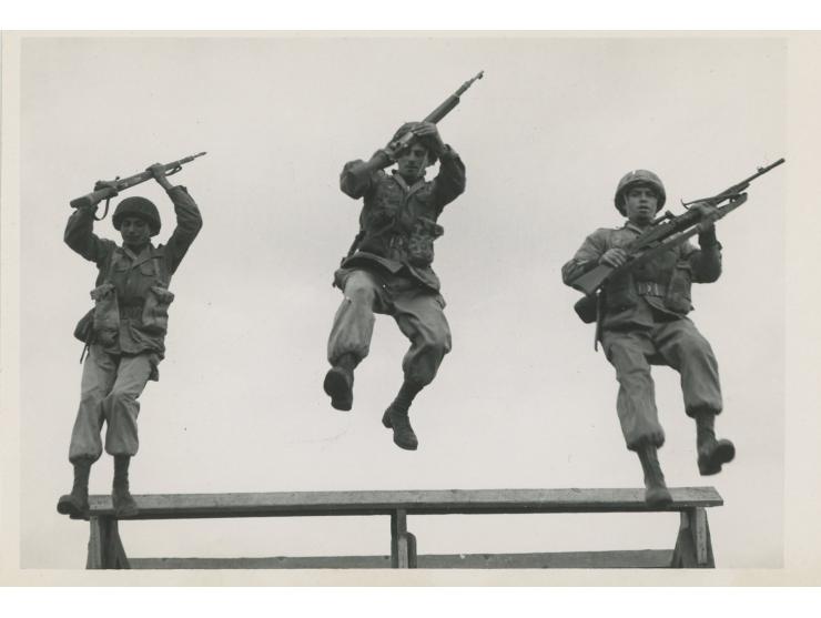 19 תצלומי עיתונות של חיילי צה"ל. רוב התמונות הן של אימונים או טקסים, בעיקר של חיל האוויר וחיל הים. בצדם האחורי של התצלומים כת