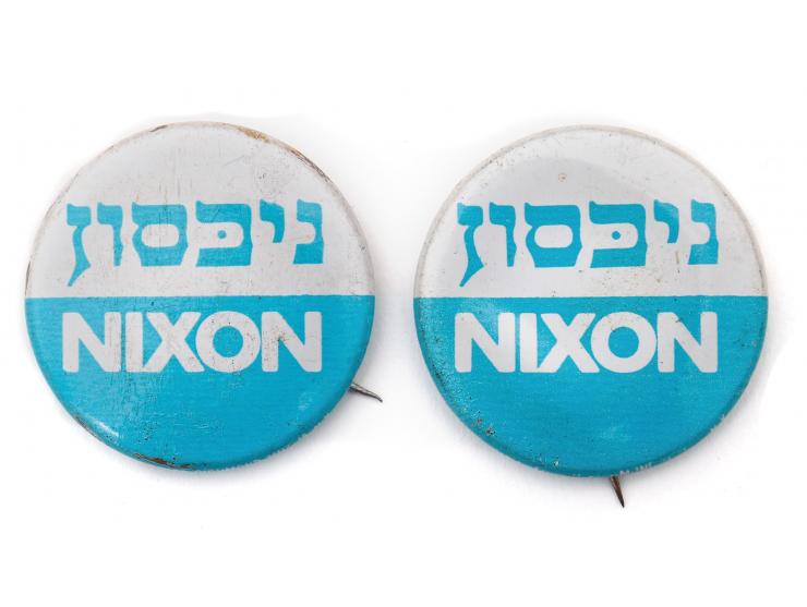 * שתי סיכות זהות בתכלת ובלבן עם הכיתוב 'ניכסון' ו-'Nixon'. ככל הנראה חולקו באחת הפעמים שבהן רץ ריצ'ארד ניקסון לנשיאות. 1960 א