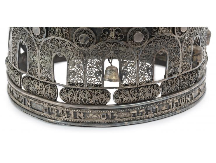 
 כתר לספר תורה. [תוצרת "בצלאל", ירושלים או בן שמן, 1912 בקירוב (אינו חתום)]; הוקדש לבית-כנסת ביוון, אולי ברודוס.

