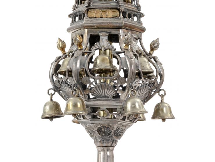 
 זוג "רימונים" לספר תורה. אמשטרדם, הולנד, [1750-1770 בקירוב].


 כסף יצוק, רקוע, מקודח וחקוק (אינם חתומים. על הרגל