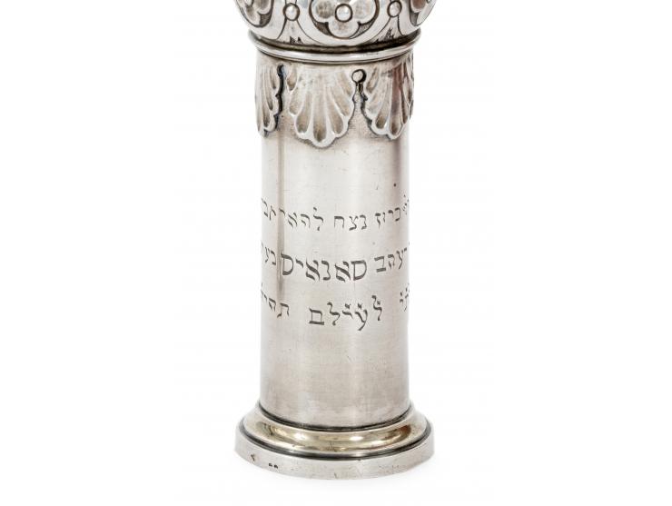 
 זוג "רימונים" לספר תורה. פריז, צרפת, [1880 בקירוב]; כתובת הקדשה מסידי בל-עבאס (Sidi Bel Abb&egrave;s), אלג'יריה, 