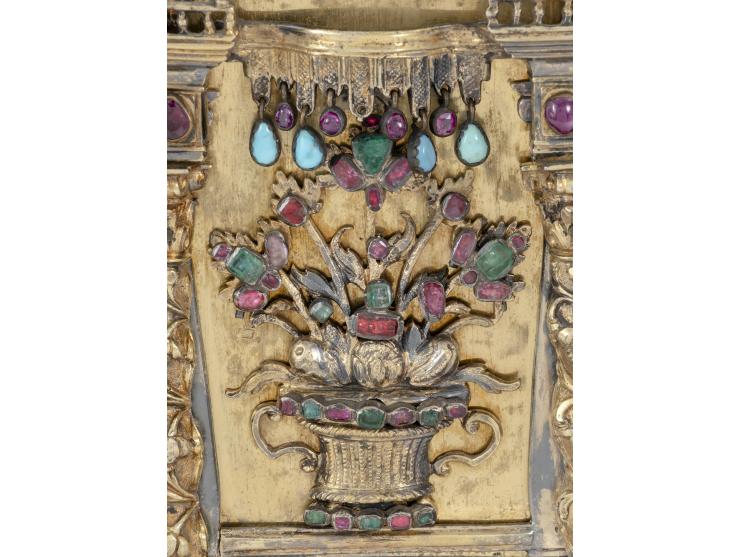
 טס לספר תורה. [פולין, 1800 בקירוב].


 כסף יצוק ומקודח (אינו חתום, למעט חותמת-מס מקרקוב, בשימוש בשנים 1806-1807); הזהבה; אב