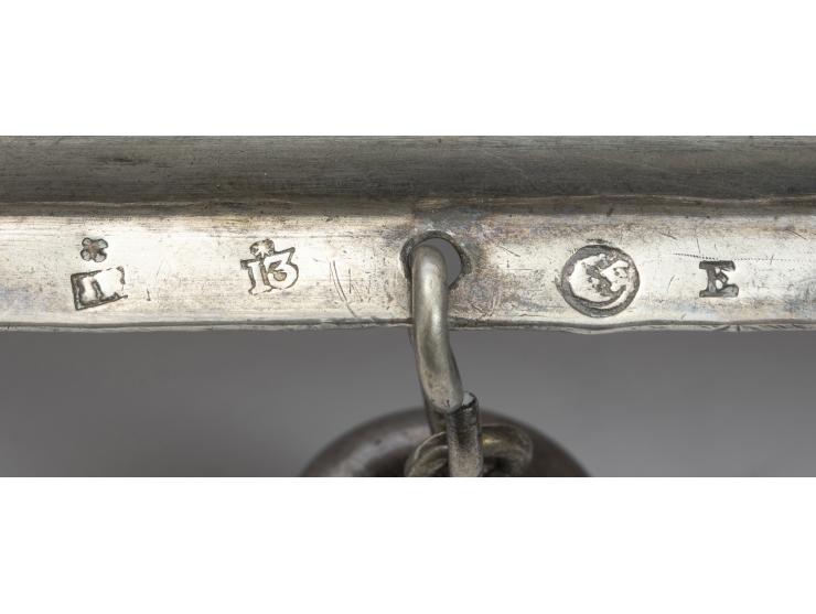 
 טס לספר תורה. פירט (F&uuml;rth, פיורדא), שלהי המאה ה-18. כתובת הקדשה משנת תקס"ג [1803].


 כסף יצוק, מוטבע, רקוע וחקוק
