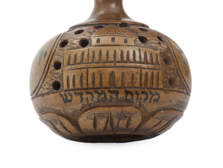 
 טס ו"יד" לספר תורה, מעשה ידי אברהם קלר (קעללער). [ירושלים, 1900 בקירוב].


 עץ זית מחוטב; צדף מחוטב (אם הפנינה); 