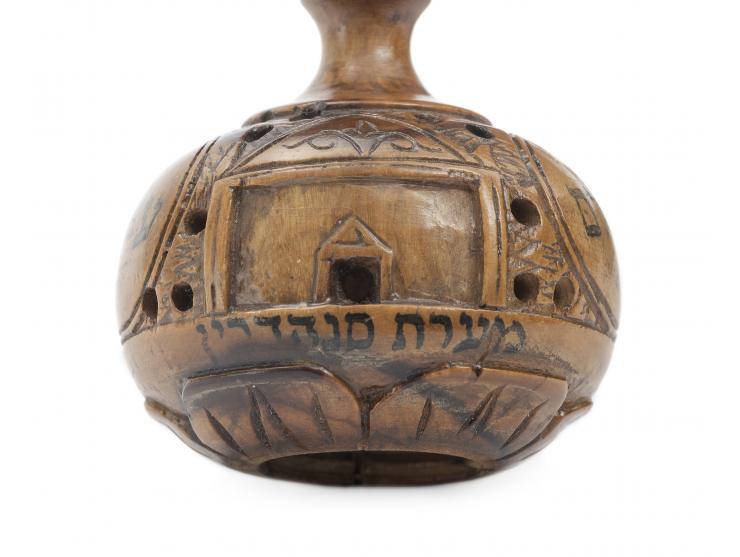 
 טס ו"יד" לספר תורה, מעשה ידי אברהם קלר (קעללער). [ירושלים, 1900 בקירוב].


 עץ זית מחוטב; צדף מחוטב (אם הפנינה); 