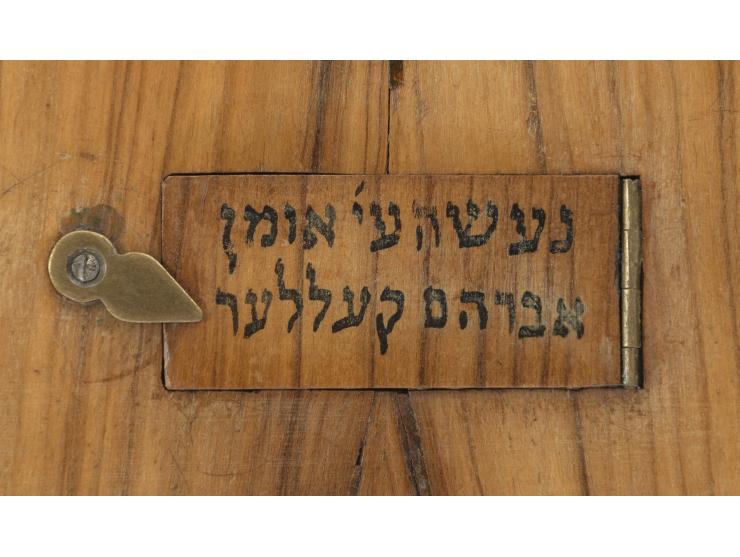 
 טס ו"יד" לספר תורה, מעשה ידי אברהם קלר (קעללער). [ירושלים, 1900 בקירוב].


 עץ זית מחוטב; צדף מחוטב (אם הפנינה); 