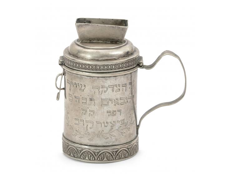 
 קופת צדקה, מעשה ידי David Gottlieb Raudner. ברסלאו, גרמניה (כיום, ורוצלב, פולין), 1813-1816 בקירוב.


 כסף חרוט, רקוע, גזור