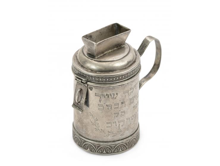 
 קופת צדקה, מעשה ידי David Gottlieb Raudner. ברסלאו, גרמניה (כיום, ורוצלב, פולין), 1813-1816 בקירוב.


 כסף חרוט, רקוע, גזור