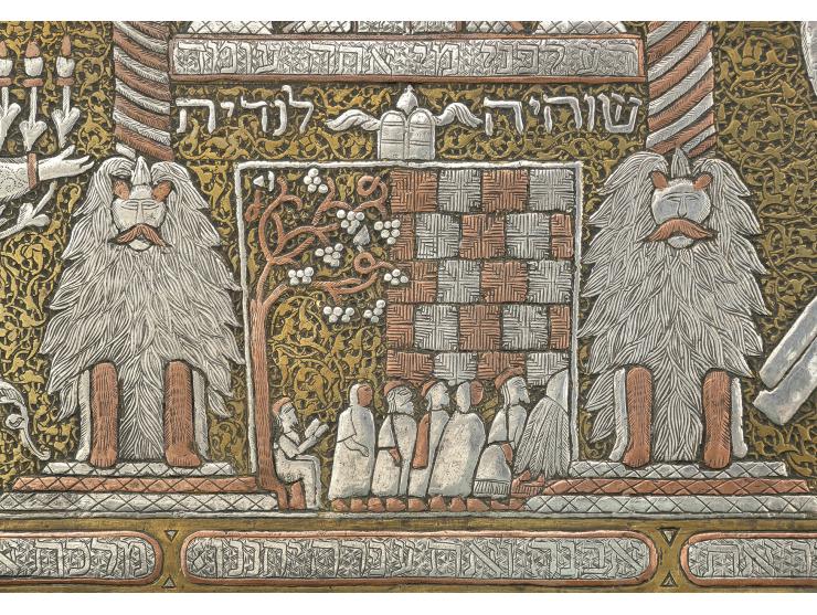 
 מגש פליז מעוטר, מעשה ידי אברהם מוואס (מואס). [סוריה, כנראה דמשק, ראשית המאה ה-20].


 פליז רקוע, משובץ כסף (חקוק) ונחושת (מ