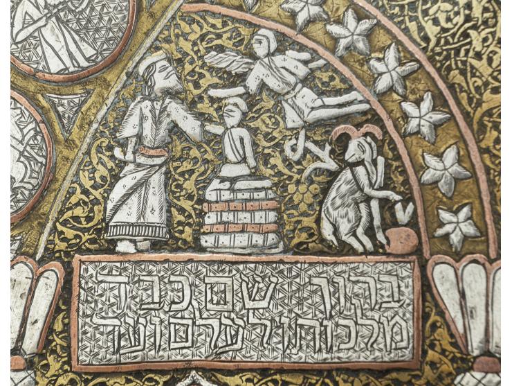 
 מגש פליז מעוטר, מעשה ידי אברהם מוואס (מואס). [סוריה, כנראה דמשק, ראשית המאה ה-20].


 פליז רקוע, משובץ כסף (חקוק) ונחושת (מ