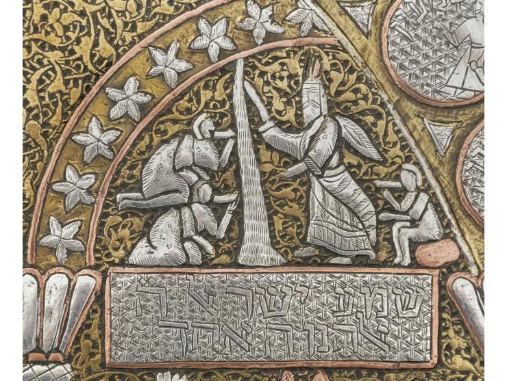 
 מגש פליז מעוטר, מעשה ידי אברהם מוואס (מואס). [סוריה, כנראה דמשק, ראשית המאה ה-20].


 פליז רקוע, משובץ כסף (חקוק) ונחושת (מ