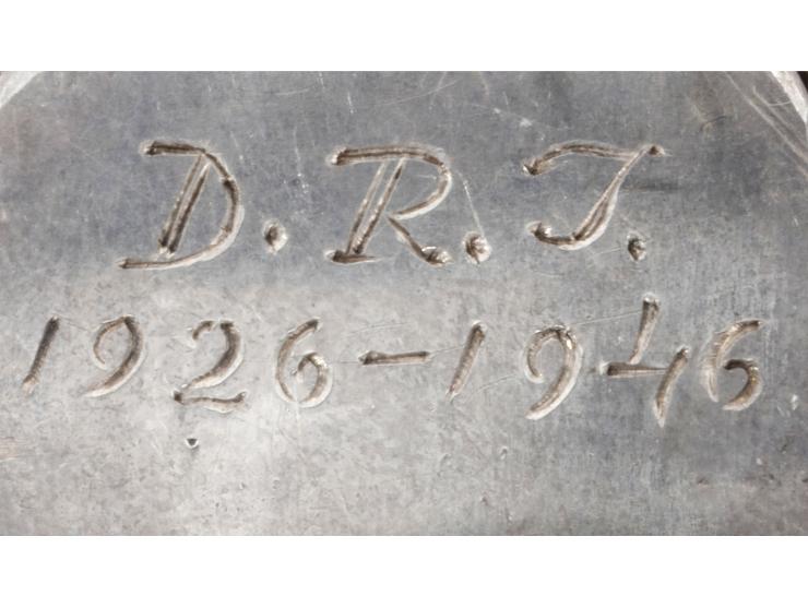 
 צמיד מעשה ידי איליה שור (1904-1961). ניו יורק, ארצות הברית, [1946 בקירוב].


 כסף מנוסר ומקודח; זהב; אבני טורקיז. חתום: &qu