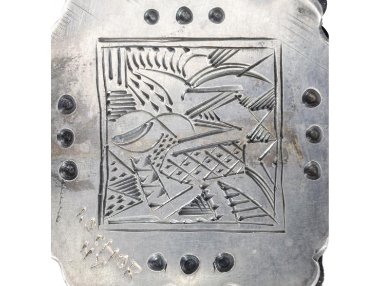 
 צמיד מעשה ידי איליה שור (1904-1961). ניו יורק, ארצות הברית, [1946 בקירוב].


 כסף מנוסר ומקודח; זהב; אבני טורקיז. חתום: &qu
