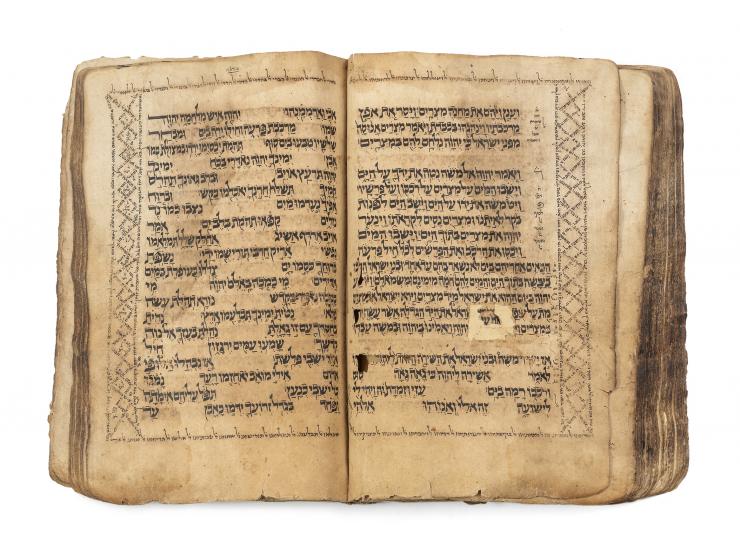 
 כתב-יד, ספר תאג' תורה [כתר תורה] – חומשים בראשית ושמות, עם טעמים וניקוד, עם מסורה גדולה ומסורה קטנה, ועם "מחברת התיג'א