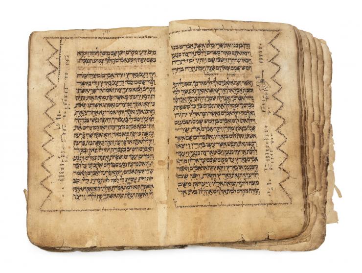 
 כתב-יד, ספר תאג' תורה [כתר תורה] – חומשים בראשית ושמות, עם טעמים וניקוד, עם מסורה גדולה ומסורה קטנה, ועם "מחברת התיג'א
