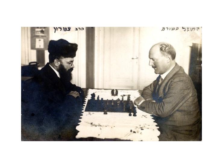 1. "תמונות רבנים גאונים צדיקים גדולי דורנו", גלויה, עם תמונות רבנים ואדמו"רים ממזרח הונגריה. במרכז - תמונת רבי