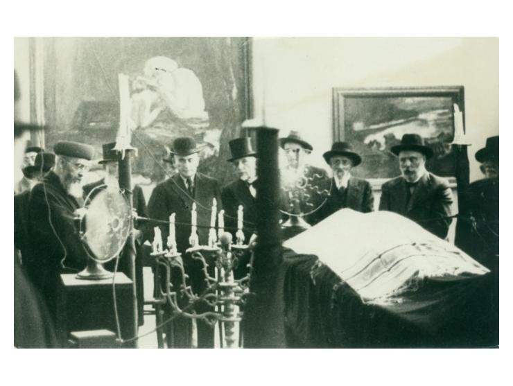 4 תצלומים המתעדים את הרבנים הראשיים של העיר תל-אביב, רבי בן-ציון מאיר חי עוזיאל ורבי משה אביגדור עמיאל, סמוך לארונו של ראש עי