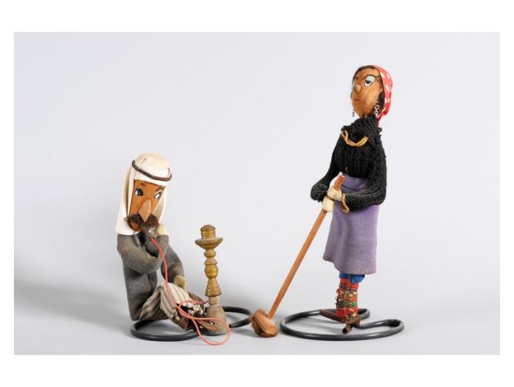 שתי בובות, כנראה מתוצרת פרנק מייסלר (נ. 1930) – יליד דנציג, גרמניה, [שנות ה-60]. 
1. עוזרת-בית תימניה. גובה: 25.5 ס"מ. מ