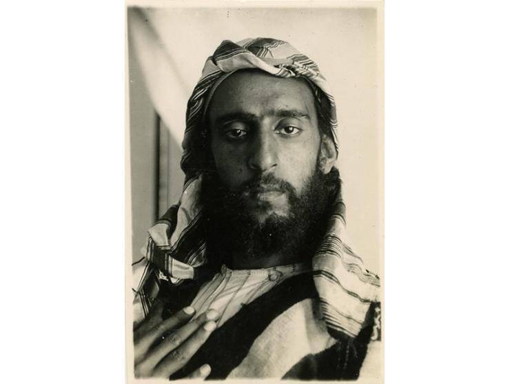 תשעה-עשר תצלומים מקוריים מאת אפרים משה ליליאן.
חלקם חתומים מאחור בחותמת-דיו "Aproved Military Photographer"; חלקם ח