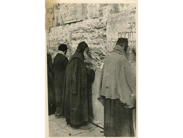 תשעה-עשר תצלומים מקוריים מאת אפרים משה ליליאן.
חלקם חתומים מאחור בחותמת-דיו "Aproved Military Photographer"; חלקם ח