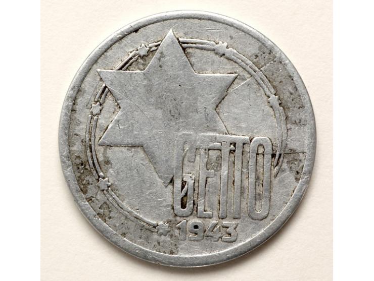 מטבע בערך של 10 מארק, שהנפיק היודנראט בגטו לודז' ושימש את תושבי הגטו. לודז', 1943.
אלומיניום יצוק. בצדו האחד "Der Aeltes