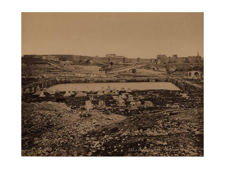 שלשה תצלומים מאת פליקס בונפיס (1831-1885). [סוף המאה ה-19].
 * הרב הראשי של ירושלים. 26X21 ס"מ. * ג'רש (ירדן). 27.5X22 ס