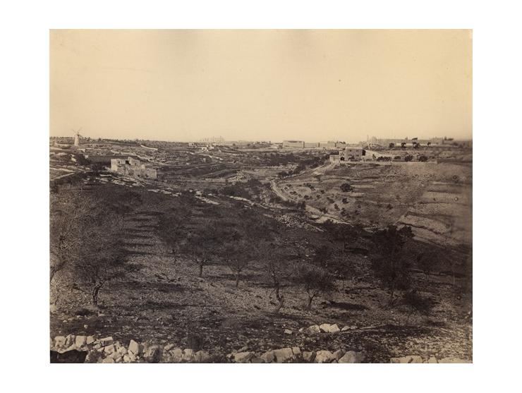 תצלום של גיא בן הינום, הר ציון ושכונת משכנות שאננים. [ירושלים, סוף המאה ה-19]. צלם לא ידוע. 25X31.5 ס"מ. מודבק לנייר 32X45 ס"