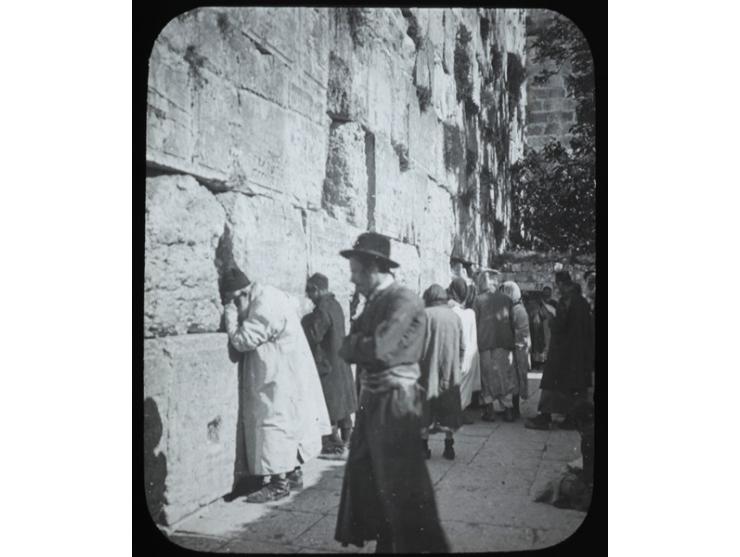 68 תשלילים על זכוכית, ערים ואתרים בארץ ישראל, [ראשית המאה ה-20].
 8X8.5 ס"מ בממוצע. מצב כללי טוב. תשעה שבורים.
