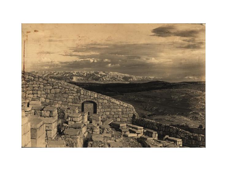 תשעה תצלומים של ירושלים, [שנות ה-20 עד שנות ה-40], צלם לא ידוע.
 נחל קדרון ושכונת סילואן, בית העלמין על הר הזיתים ומראה מדבר 