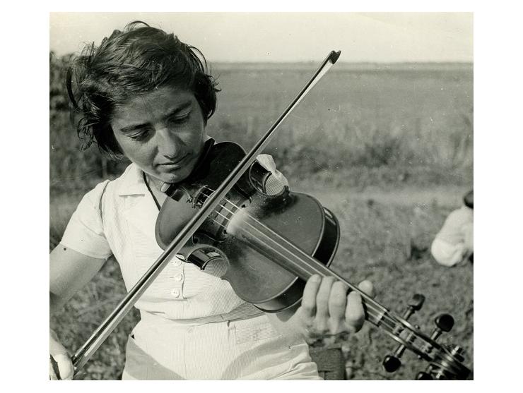 26 תצלומים שחור-לבן, מאת הצלם זולטן קלוגר (1896-1977). ארץ ישראל, [שנות ה-30-40].
 בתצלומים נראים דמויות חלוצים ובנאים, אירוע