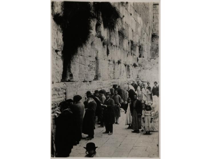 אלבום עם תצלומים מטיול בארץ ישראל ובמצרים, [שנות ה-30 או ה-40].
 האלבום כולל מאה תצלומים מאתרים שונים בארץ ישראל: ירושלים וסב