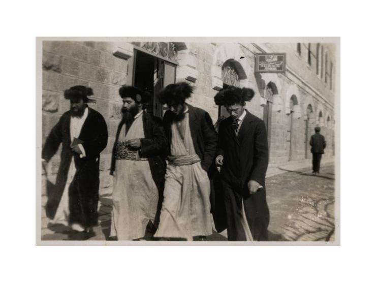 אלבום עם תצלומים מטיול בארץ ישראל ובמצרים, [שנות ה-30 או ה-40].
 האלבום כולל מאה תצלומים מאתרים שונים בארץ ישראל: ירושלים וסב