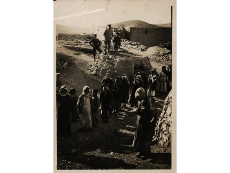שני אלבומי תצלומים של נוטר, איש "משטרת היישובים העבריים" בשנות ה-30 וה-40, שהתגייס בהמשך לחטיבה היהודית הלוחמת (הבר