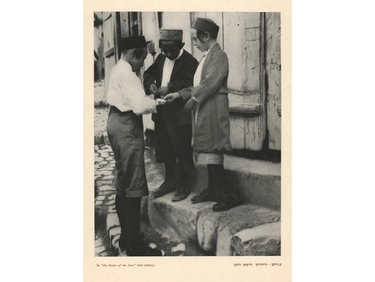 צפת, 12 צילומים מאת משה רביב [וורוביצ'יק]. דברים מאת זלמן שזר וד"ר קלר לכמן. הוצאת "עיינות", תל-אביב, [1963]. 