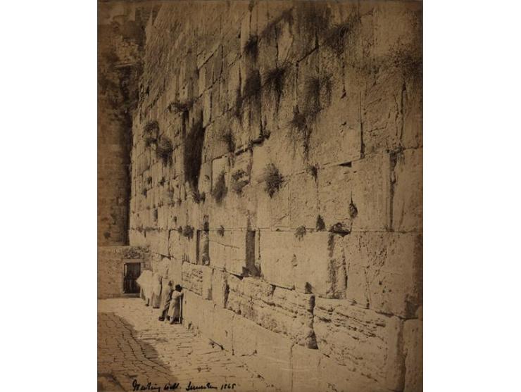 מתפללים בכותל המערבי, תצלום מאת פטר ברגהיים, 1865. מתואר ומתוארך. 
חתום בלוח (חלק מן החתימה חתוך). 24X29 ס"מ. מודבק על נ