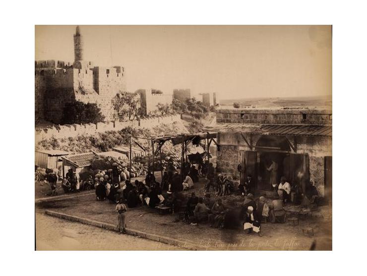 שני תצלומים, מחוץ לשער יפו, ירושלים. [סוף המאה ה-19].
1. "בית-קפה תורכי לפני שער יפו", תצלום מאת פליקס בונפיס, חתום